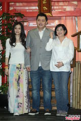 组图：徐若瑄为弟弟站台 白衣长裙文静优雅