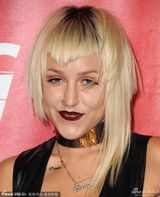 组图：说唱女歌手Candy爆乳抢镜 烈焰红唇送吻