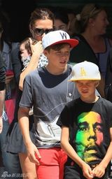 组图：贝克汉姆千金首曝光 小脸肉嘟嘟可爱至极