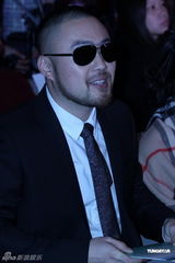 组图：朱茵披哈达妩媚宣传《芳香之城传奇》