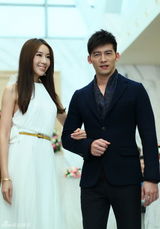 组图：《犀利人妻》首映 隋棠温升豪拥吻秀甜蜜