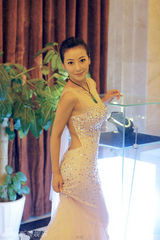 组图：陈紫函真空裸背 御姐范性感亮相