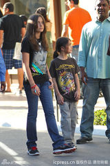 组图：杰克逊子女轻松逛街 帕丽斯穿老爸头像T恤