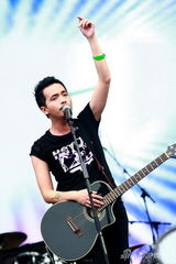 高清：热波第二天 谭维维变摇滚女张杰脱衣惹尖叫