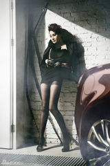 组图：王澜霏汽车写真曝光 演绎黑丝性感诱惑