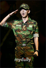 幻灯图：李准基等出席发布会 穿军装英姿飒爽