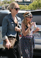 组图：好莱坞名媛妮可-里奇街拍连体裤搭潮包