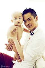 组图：郑嘉颖杂志当质感“潮爸”  与萌宝宝温馨互动