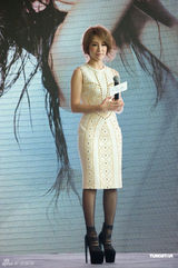 组图：萧亚轩洋装亮相签电影约欲做全能艺人