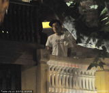 组图：陈冠希与洋妞露台热聊 逛铺似打算开新店