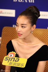 组图：倪妮明星慈善夜专访 不急与冯绍峰结婚