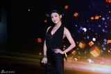 组图：新浪微博之夜红毯 贾青薄纱大秀玉背