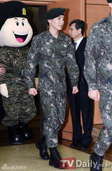 组图：SJ利特被任军务形象大使展刚强军人风范