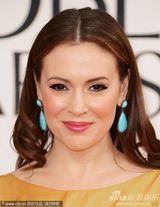 组图：艾丽莎-米拉诺黄裙灿灿喜气洋洋