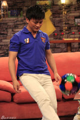 幻灯图：章子怡做客《黄加李泡》 赤脚上阵秀球技