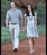 组图：凯特访原住民换两套靓裙 手握花蛇不害怕