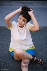 组图：黄曼街头拍写真 “拉丁舞后”俏皮可爱