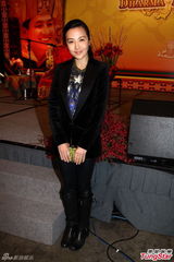 组图：胡敏珊现身佛教盛典 赌王千金何超雄同场