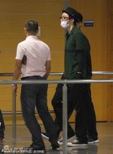 组图：俞灏明口罩遮面赶戏 身材消瘦仍穿弹力衣