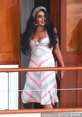 组图：林赛着爆乳吊带裙撕打不慎露半球