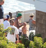 组图：贝克汉姆度假秀纹身 好好妈妈辣妹秀半球 