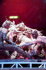 组图：容祖儿香港红馆开唱 与舞伴亲密不尴尬