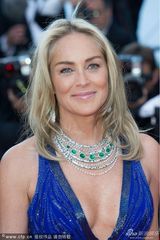 组图：莎朗斯通不服老 深V长裙袒露八字奶