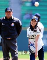 组图：韩国女艺人朴世英担任棒球比赛开球嘉宾