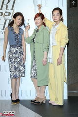 组图：S.H.E合体亮相时尚展靓丽动人