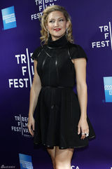 高清组图：杰西卡白裙飘逸 哈德森捂裙严防走光