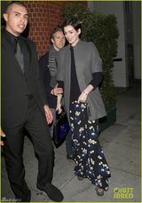 组图：安妮-海瑟薇与老公约会 羞涩笑容显甜蜜