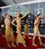 组图：格莱美红毯 Lady Gaga坐“琥珀”玩悬念