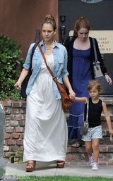 组图：杰西卡-阿尔芭产后首度现身 身材尚未恢复