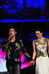 组图：章子怡晚装似女神 周杰伦王力宏争牵玉手