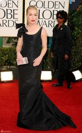 高清图：派波-普拉伯复古红唇绽放笑容