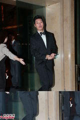 组图：霍震寰否认立十大家规 霍震霆遭记者围堵