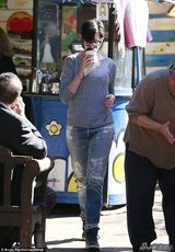 组图：海瑟薇短发出街似学生 戴黑框镜破裤露臀