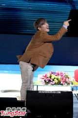 组图：神话李珉宇难忘炸鸡排 搞笑舞姿逗粉丝