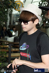 组图：SM家族赴台湾演出亮相机场