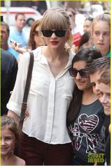 组图：泰勒-斯威夫特白衬衫现身街头 标志红唇抢眼