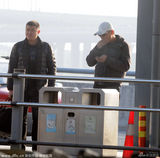 组图：刘烨现身机场难忍烟瘾 带两手机似业务忙