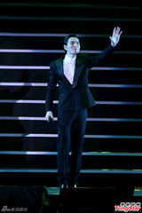 组图：邓丽君纪念演唱会 钟镇涛周杰伦登台