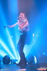 组图：雷颂德个唱献歌儿子 郑秀文助阵掀高潮