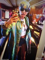 组图：麦莉裸上身秀比基尼晒痕 裤裆塞满钞票