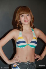 组图：众香港嫩模发写真集 比基尼出场波涛汹涌