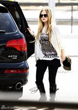 组图：艾薇儿与未婚夫黑白配 豹纹潮装内衣带滑落