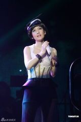 周慧敏澳门个唱秀热舞 娇美容颜演绎不老传说(图)