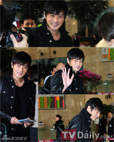 组图：张东健全黑装赴日 低调亲和打招呼