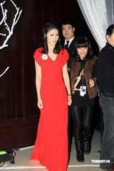 幻灯图：陈慧琳代言成浪漫女神 长裙衬窈窕身材