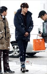 组图：金宇彬机场秀长腿 飞往新西兰拍广告